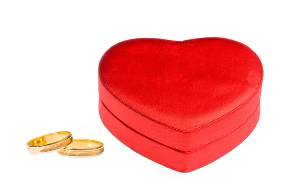 Anéis de casamento e caixa de forma do coração — Fotografia de Stock