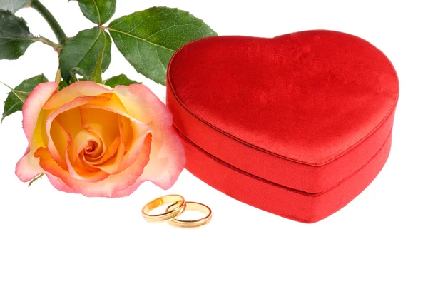 빨간색 노란색 장미 반지 심장 모양 상자 — 스톡 사진
