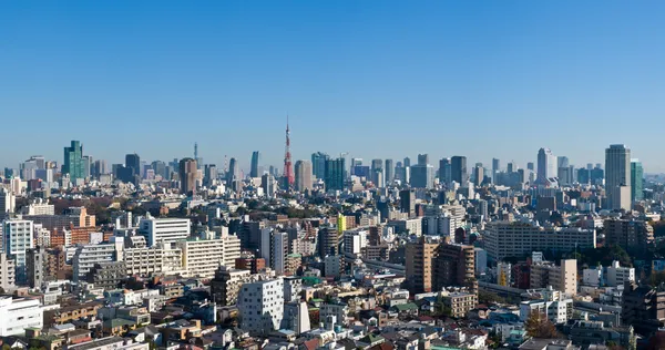 蓝蓝的天空全景在市中心东京 东京塔在背景中 — 图库照片