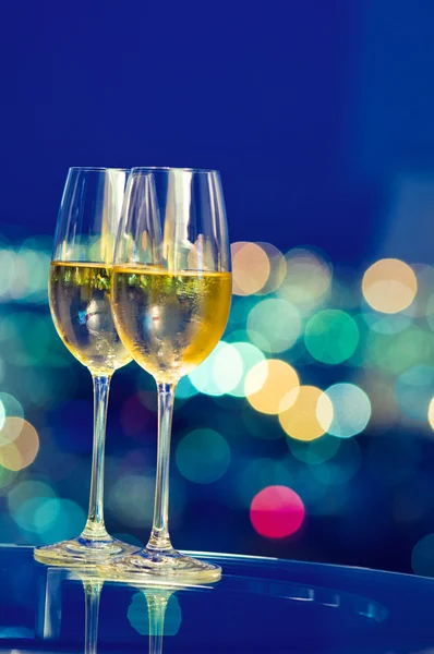 Champagne glas framför ett fönster — Stockfoto