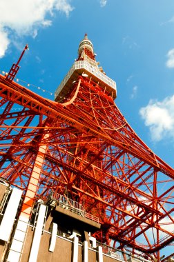 Tokyo tower yüz bulutlu gökyüzü