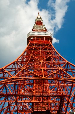 Tokyo tower yüz bulutlu gökyüzü