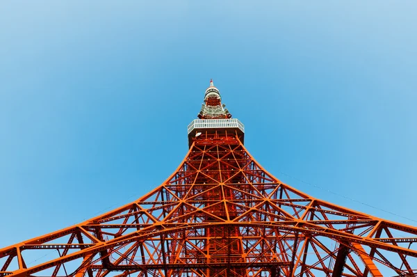 Tokyo kule mavi gökyüzü karşı karşıyadır.