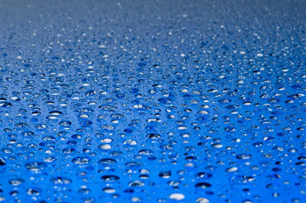Gouttes Eau Sur Une Surface Brillante Bleu — Photo