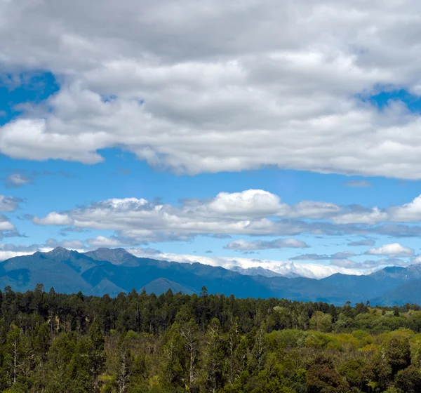 上文中背景的山脉与荒野大规模多云的天空 — 图库照片