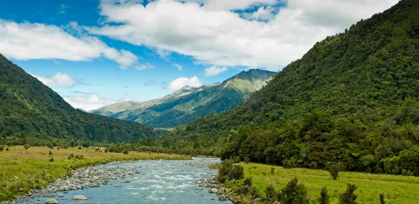 Río Que Fluye Través Valle Con Montaña Masiva Suelo Trasero — Foto de Stock