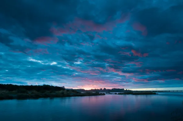 Sonnenuntergang Über Einem Fluss Mit Brennenden Wolken — Stockfoto