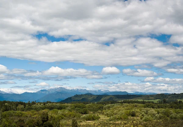 Massiva molnig himmel ovanför vildmarken — Stockfoto
