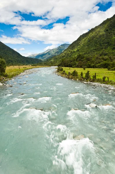 Río que fluye a través de un valle — Foto de Stock