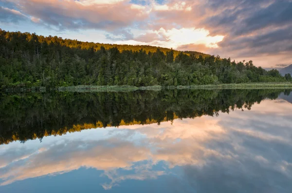 Soluppgång Över Sjö Vind Stilla Morgon Och Himlen Speglar Sjön — Stockfoto