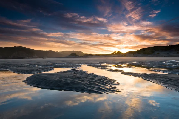 Sunrise Ovanför Stranden Med Reflektion Inkommande Tide — Stock fotografie