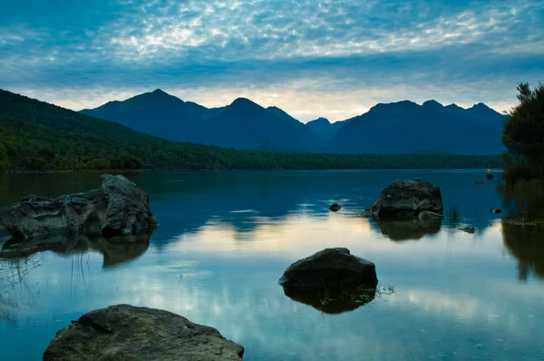湖の上の羊雲 — ストック写真