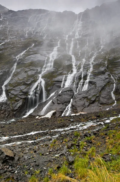 De vele watervallen tijdens regendouches — Stockfoto
