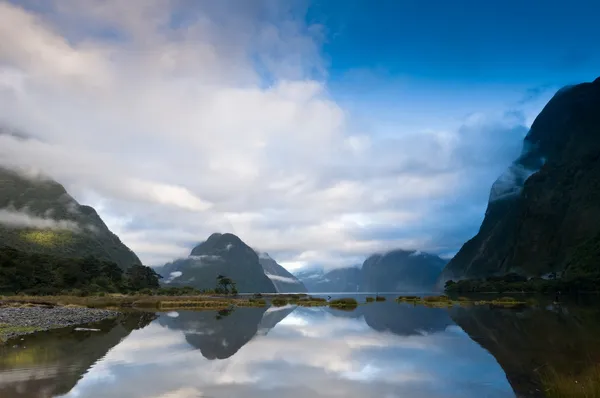 Cloudy morning at milford sound at sunrise — Stock Photo, Image