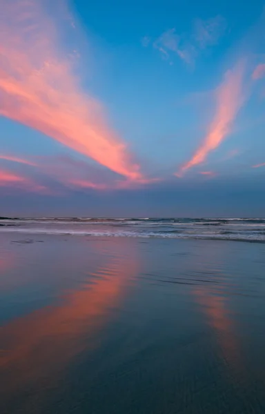 Bir plaj altın sabah — Stok fotoğraf