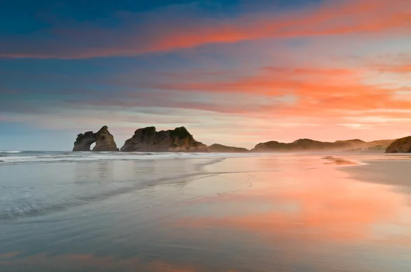 Bir plaj altın sabah — Stok fotoğraf