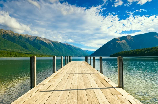 美しい湖の桟橋 — ストック写真