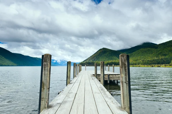 美しい湖の桟橋 — ストック写真