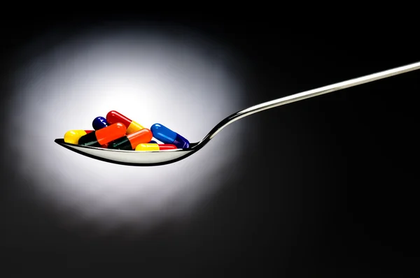 Uma colher de medicação, comprimidos — Fotografia de Stock