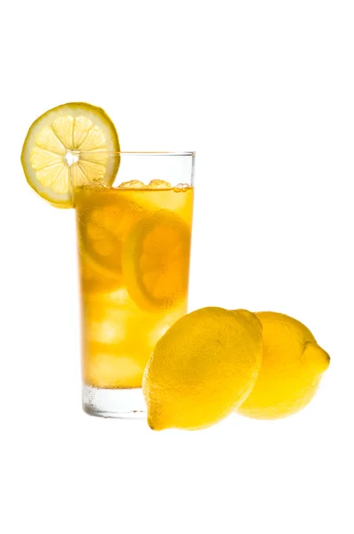 Hűtött citrom ice tea felett fehér — Stock Fotó