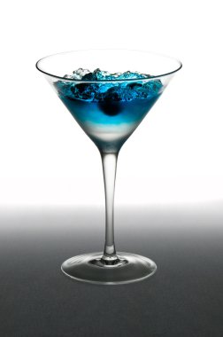 yabanmersinli kokteyl bir martini cam