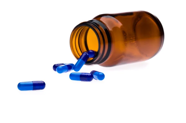 Una bottiglia versato pillole — Foto Stock