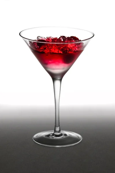 Malina koktajl w kieliszku martini — Zdjęcie stockowe