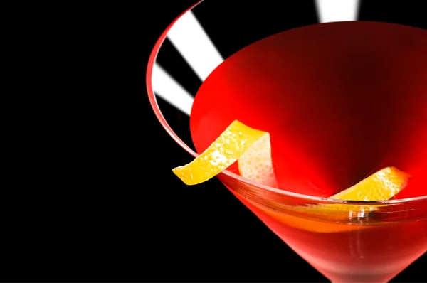 Cocktail cosmopolite devant un fond noir — Photo