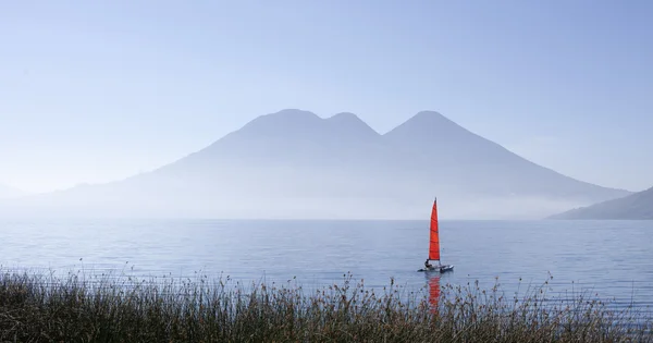Vulcano, jezioro atitlan — Zdjęcie stockowe