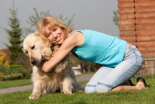 kadın köpekle oynar