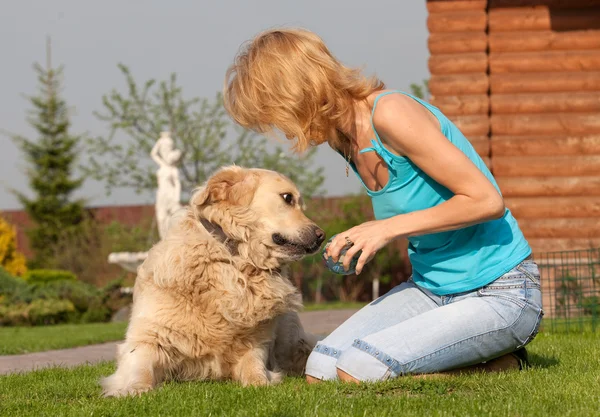 kadın köpekle oynar