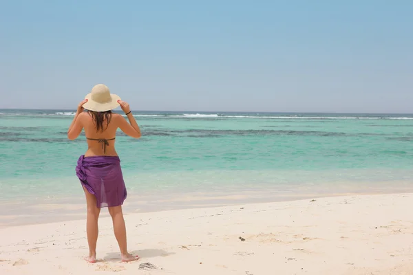 Mujer en una playa tropical —  Fotos de Stock