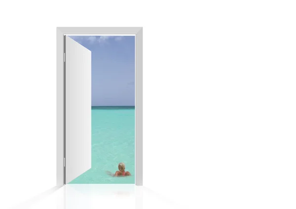 Изолированная открытая дверь на пляж — стоковое фото