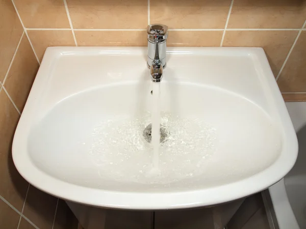Белая керамическая ванна — стоковое фото