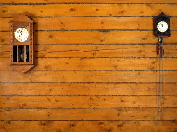 Holzwand Mit Zwei Alten Uhren — Stockfoto