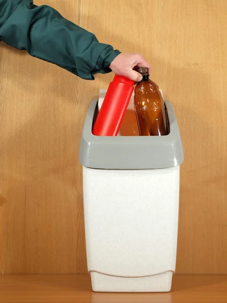 Mano Gettato Due Bottiglie Plastica Nella Spazzatura Smaltimento — Foto Stock