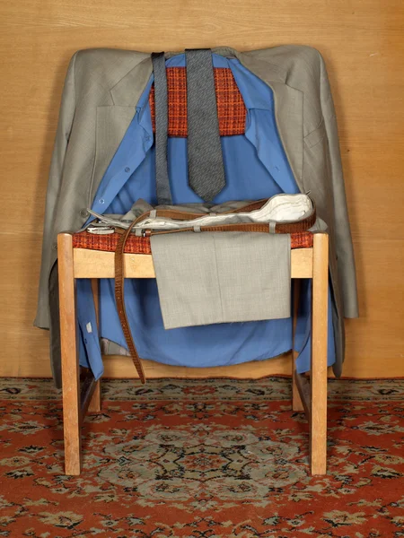Jacke Hose Hemd Und Krawatte Auf Dem Alten Stuhl — Stockfoto