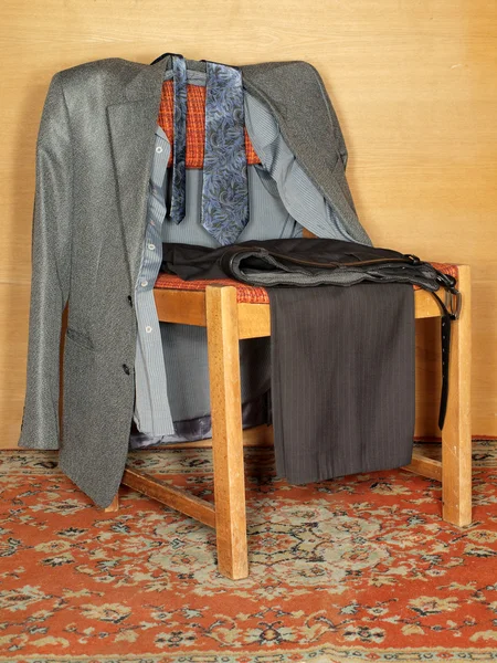 Ubrania wiszące na stare krzesło — Zdjęcie stockowe
