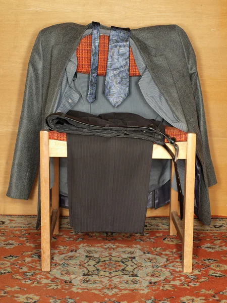 Ubrania wiszące na stare krzesło — Zdjęcie stockowe