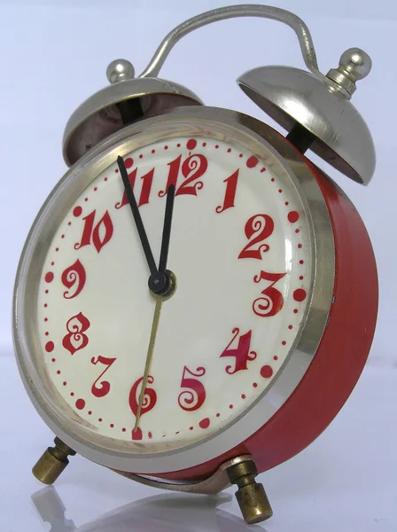 Röd vintage väckarklocka inställd på 11:55 pm — Stockfoto
