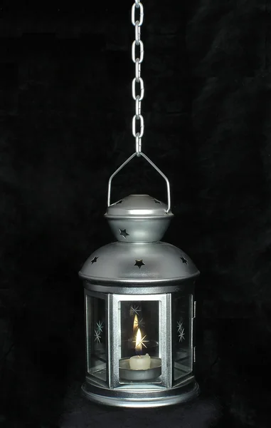 Lampe mit Kerze auf schwarzem Hintergrund — Stockfoto
