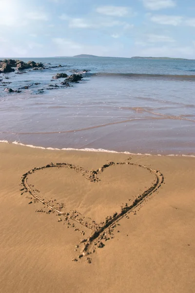 Песчаное сердце любви — стоковое фото