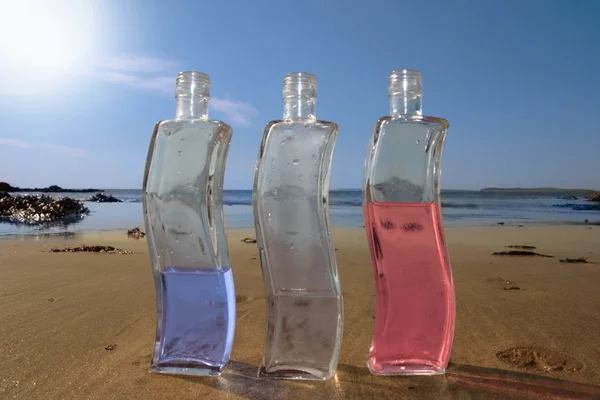 Blaue weiße und rote Flaschen — Stockfoto