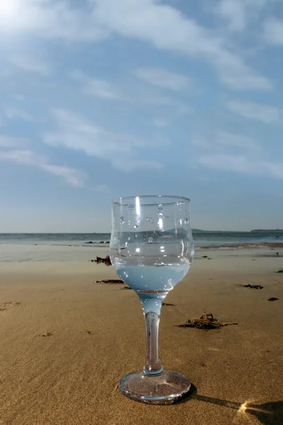 H2O в стакане — стоковое фото