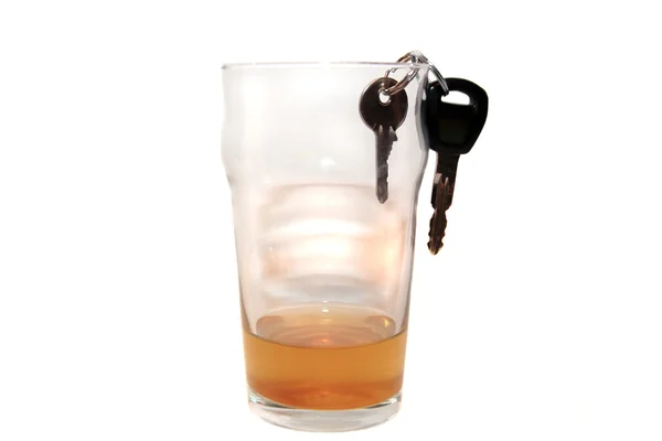 Bilnycklarna i pint lager glas — Stockfoto