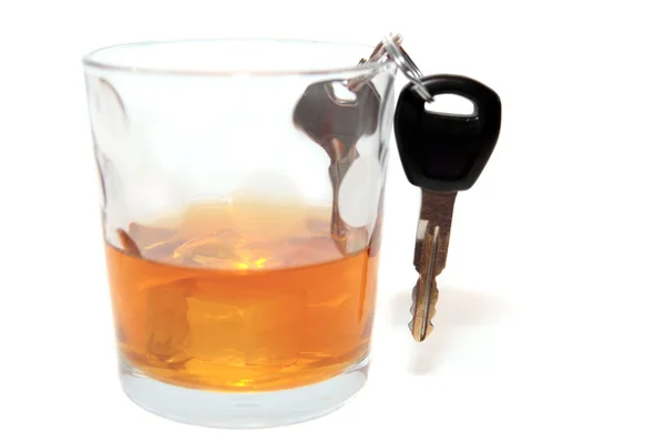Arabanın anahtarlarını viski cam içinde — Stok fotoğraf