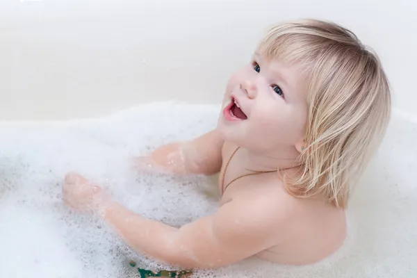 Bambino nel bagno — Foto Stock