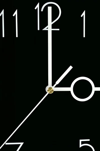 Стрілки і фрагмент годинника — стокове фото