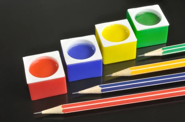Farbbehälter Mit Farbe Und Bleistiften Vor Schwarzem Hintergrund — Stockfoto