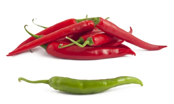 Πράσινες και κόκκινες πιπεριές τσίλι — Φωτογραφία Αρχείου